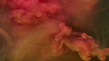 Haze mürekkebi karışımı. Parlak doku. Odaklanamayan pembe ışıltı bulutsu parçacıkları soyut akrilik arka planda yayılıyor..