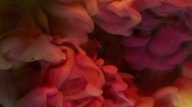 Su altı boya karışımı. Duman dokusu dök. Bulanık pembe yeşil parıltılı gökkuşağı su parçacıkları soyut arkaplana yayılan bulut sanatı sıçraması.