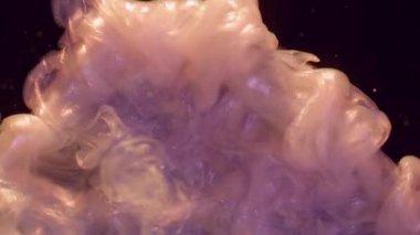 Mürekkep sisi. Bulut sıçraması. Odaklanmamış mor renkli parıltılı su soyut karanlık sanat arka planına yayılan ışıltılı buhar..