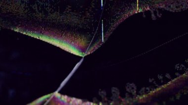 Hata piksel. Statik frekans. Mavi sarı mor renkli eserler sıvı dalga fütüristik gökkuşağı damlaları koyu siyah sanat soyut arka planda patlar.