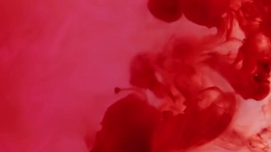Duman sıvısı karışımı. Yüzen boya. Kırmızı turuncu boya damlası rengi sisli sıvı pigmenti çözer. Sanat kimyasal sıçrama soyut bulanık arkaplan.
