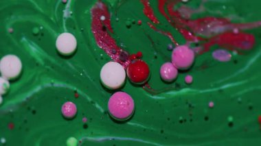 Boya sıvısı. Sıvı arka plan. Bulanık yeşil pembe pembe yağ mürekkebi mermer beyaz su yuvarlak desen yaratıcı sanat soyutlamasına akıyor.