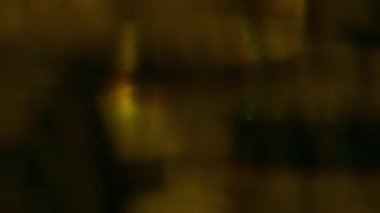 Bokeh ışığı. Göz kamaştırıcı sanat. Soyut koyu siyah ışıklı arka planda çözünmüş sarı turuncu renkli optik gökkuşağı görsel mercek parlaklığı.