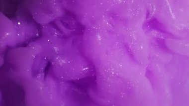 Boya buharı. Sıçrama sanatı. Odaklanmamış mor leylak rengi mürekkep parlak desen simli sıvı soyut yaratıcı bokeh arkaplanda yüzüyor..