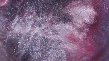 Parıltı dalgası. Işıltılı akış. Odaklanmamış kırmızı mavi renk parlak mürekkep dokusu soyut yaratıcı arka planda ışıldayan gümüş baloncuklar.