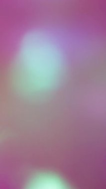 Dikey video. Yansıma ışını bulanıklığı. İşaret fişeği karışımı. Parlak pembe ışık konfeti parıltısı. Parti parlaklığı renk girdap arkaplanı.