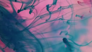 Duman sıvısı karışımı. Yüzen boya. Kırmızı turkuaz boya damlası rengi sıvı pigmenti çözer. Sanat kimyasal sıçrama soyut bulanık arkaplan.