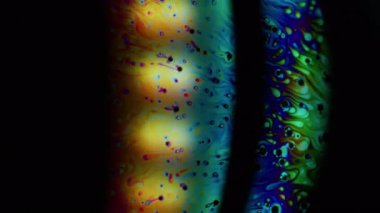 Spektrum sabunu. Yuvarlak mercek fişeği. Bulanık çizgili, kıvırcık kıvrımlı, koyu renk emülsiyonlu. Gradyan mürekkep dalgası su soyut arkaplan dokusu.