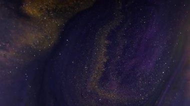 Akan mürekkep. Parlak bulanık bir doku. Soyut altın sanat arka planında odaksız mavi sarı çok renkli sıvı su.