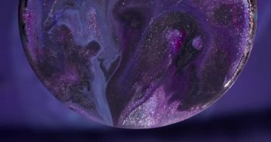 Parıldayan odaklanmış küre. Boya dokusu. Menekşe soyut çemberine yayılan siyah mor sıvı. Bulanık yuvarlak mercek renk çerçeve arkaplanı.