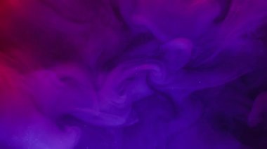 Buhar pigmenti. Neon boya sisi. Odaklanmamış mor pembe renk parlak gökkuşağı su sanat dokusu parlak sis soyut arkaplan üzerine parçacıklar yayıyor..