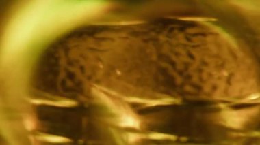 Odaklanmamış titreşimli sanat. Işık sızıntısı. Ilık sarı renkli ışıl ışıl lens parlak gökkuşağı folyo dairesi soyut görsel aydınlatma arka planında.