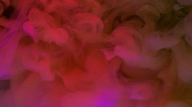 Boya karışımı. Neon bulutu bulanıklığı. Bulanık pembe renk parıltılı gökkuşağı suyu soyut sualtı sanat arkaplanına yayılan su sıçrama dokusu.