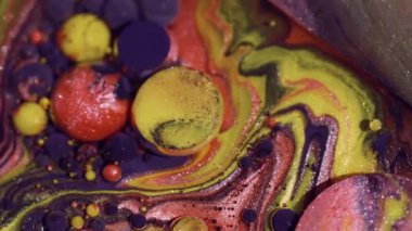 Sıvı emülsiyonu boya. Renkli baloncuklar. Odaklanmamış turuncu sarı parıltılı yağ suyu soyut bokeh arka planda parlak yuvarlak mürekkep dokusu dairesi.