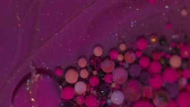 Parlak boya. Baloncuk sıvısı. Soyut yaratıcı akrilik arka planda yüzen mor, beyaz, parlak desenli yağ sıvısı..