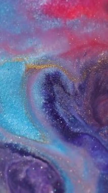 Dikey video. Işıldayan emülsiyon. Odaklanmamış mürekkep yayılmış. Bulanık prizmada kırmızı mavi pigment dökülmüş. Renkli soyut sızıntı girdap arkaplanı.