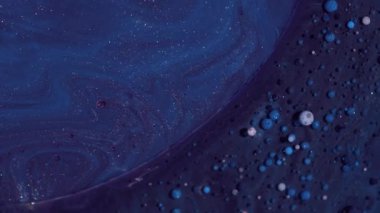 Mürekkep emülsiyonu. Arkaplanı boya. Odaklanmamış mor beyaz renkli sim kabarcıkları akrilik sanat soyutlamasında yuvarlak akış yağ pigment dairesi dokusu.