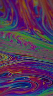 Dikey video. Mürekkep karışımı. Yağ sıvısı. Yeşil soyut akrilik sanat arka planında yüzen kırmızı mor renkli yuvarlak sıvı doku dalgası.