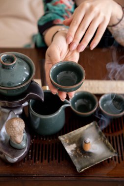 Çay içme geleneği. Çin töreni. Kadın el taze bergamot içeceği biblo ruhani buhar aromaterapisi meditasyon tütsü ayini aydınlanması için.