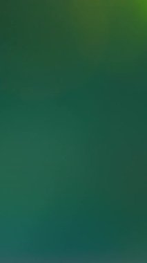 Dikey video. Yumuşak ışık örtüsü. Retro ışını bulanıklığı. Odaksız, eski, sinematik yansıma efekti. Gece ışınları soyut arkaplanı aydınlatır.