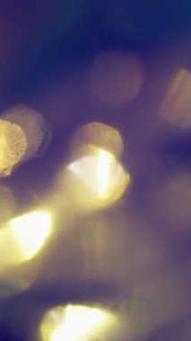 Dikey video. Renk bulanıklığı. Spektrum lens bokeh. Işıl ışıl ışık kırılması folyo gece ışıltısı arka plan. Prizma parlaklığı gece hayatı örtüyor.