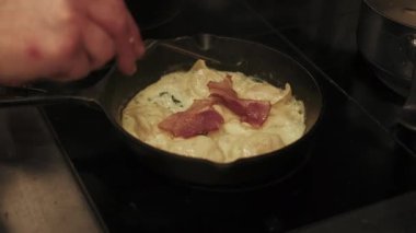 Kızartma yemeği. Sıcak tava. Hamur köfteleri, metal tencerenin içinde kaymak gibi beyaz bir sıvının içinde kaynıyor. Şefin el değiştiren domuz dilimleri cımbızla gyoza pastırması.