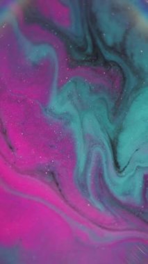 Dikey video. Pigment dalgası. Odaklanmamış boya dokusu. Elmas lens parıltısı spektrum renk soyut arkaplan. Pembe turkuaz siyah parıltı sıvısı.