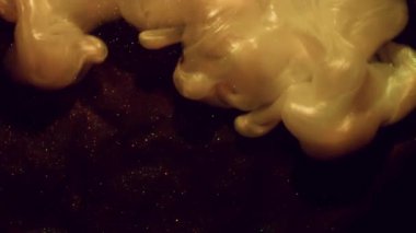 Sis bulutu. Buhar parıltısı akıyor. Bulanık sarı neon renkli gökkuşağı dokusu. Su altında duman sıvısı. Akrilik sis soyut koyu siyah arkaplana yayılıyor..