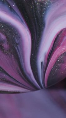 Dikey video. Parıldayan sıvı. Odaklanmamış mürekkep girdabı. Siyah mor beyaz parıldayan akrilik emülsiyon kürenin soyut arka planında renk akışını karıştırıyor.