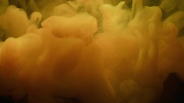 Buhar mürekkebi. Boya suyu akışı. Bulanık pembe turuncu renk sıvı parlayan bulut deseni sis gökkuşağı parçacıkları soyut arkaplan üzerine dökülüyor.