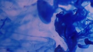Duman sıvısı karışımı. Yüzen boya. Mavi akrilik boya damlası renk sıvısı pigmenti çözer. Sanat kimyasal sıçrama soyut bulanık arkaplan.