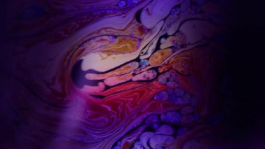 Gradyan sıvı karışımı. Psikedelik kimyasal mürekkep. Renkli çözülmüş akış girdapları karıştıran boya soyut parlak neon köpük dokusu arkaplanı.