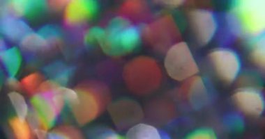 Bokeh sanatı. Parıldayan ışık. Soyut arkaplanda sönük pembe neon renkli parlak gökkuşağı desenli parlak ışık..