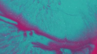 Parlak boya. Akan sıvı. Bulanık mavi mor renkli parlak desen sıvısı soyut yaratıcı akrilik arka planda yüzüyor..