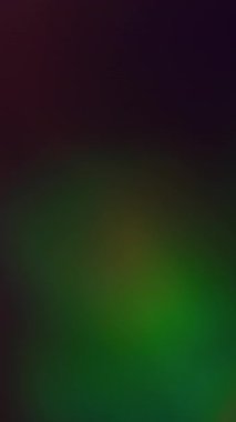 Dikey video. Optik bulanıklık. Işık sızıntısı. Koyu arkaplanda parlayan renkli ışınlar. Gece ışını soyut analog kırılma efektini örtüyor.