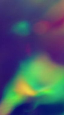 Dikey video. Odaklanamayan ışık lensi. Spektrum bulanıklığı. Renkli ışıklılık optik etkisi. Sanat filmi soyut floresan folyo ışın arkaplanı parlatır.