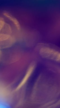 Dikey video. Odaklanamayan ışık lensi. Görüntü hologramı örtüşüyor. Renkli ışıklılık optik etkisi. Sanat menekşesi neon ışıltısı soyut ışın arkaplanı.