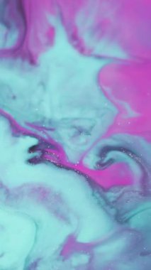 Dikey video. Parlak karışım. Bulanık boya suyu. Mavi pembe parlak sıvı akış sızıntısı. Odaklanmamış diş minesi girdabı soyut arkaplan.