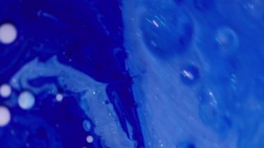Boya sıvısı. Sıvı arka plan. Bulanık mavi beyaz yağ mürekkebi mermer köpüklü su yuvarlak desen yaratıcı soyutlama üzerine akan.