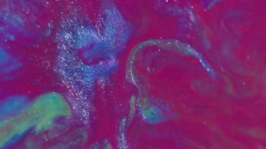 Sıvı karışımı. Mürekkep arkaplanı. Odaklanmamış pembe mavi pigment yeşil parlak damlalar yaratıcı sanat soyutlamasında daireler çiziyor.