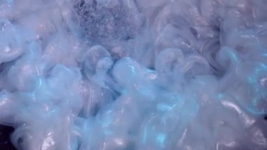 Işıldayan buhar. Suyu boya. Odaklanmamış mavi renk parlak pigment parlak sis soyut sualtı sanat arka planına yayılıyor.