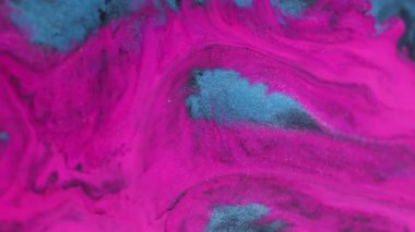 Mürekkep sıçraması. Renkli su akışı. Odaksız mavi mor sıvı koyu siyah doku soyut mermer yaratıcı sanat arka planına dökülüyor.