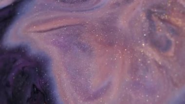 Sıçrama dalgası. Mürekkep sanatı. Odaklanmamış pembe renkli parlak siyah lekeler parlak sıvılar soyut arkaplanda yayılıyor..