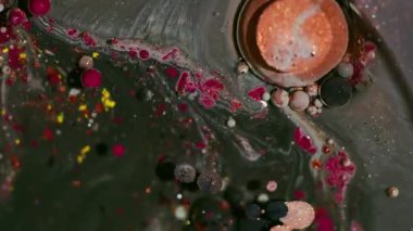 Boya karışımı. Akrilik kabarcıklar. Odaklanmamış mor turuncu, parlak desenli, soyut sanat arkaplanındaki sıvı yağ parlatıcı dairesi..