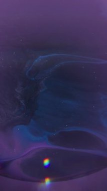 Dikey video. Odaklanamayan parlak emülsiyon. Prizma sıvısı. Küre objektifinde mor menekşe siyah parıldayan sıvı sızıntısı soyut arkaplan boyası karışımı.