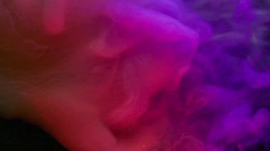 Sis dokusu. Neon mürekkep arka planı. Bulanık pembe mavi parlak su akrilik sanat soyutlamasına yayılan sis parçacıkları sıçrıyor.