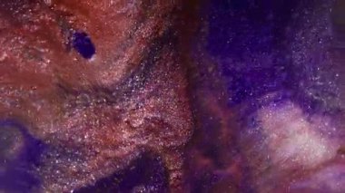 Parlak pigmentler. Bulanık mermer parıltı. Odaklanmamış mor bronz renkli simli mürekkep desenli su sıvısı soyut akrilik arka planda yüzüyor..