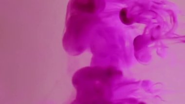 Duman sıvısı karışımı. Yüzen boya. Mor pembe akrilik boya damlası. Renk sisi sıvısı çözünür. Sanat kimyasal sıçrama soyut bulanık arkaplan.