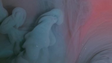 Parlak sis. Mürekkep sıçraması. Odaklanmamış mavi pembe kıvrımlı buhar suyu. Soyut sanatın ruhani arka planında dönen sıvı karışımı..