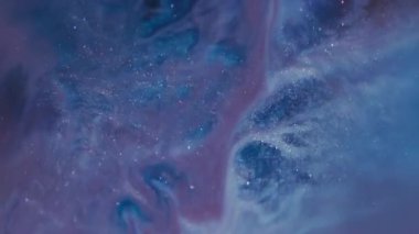 Parlak bir sıçrama. Parıldayan mürekkep. Akrilik yaratıcı soyutlamanın üzerinde yüzen mor renkli, ışıltılı pigment sıvısı..